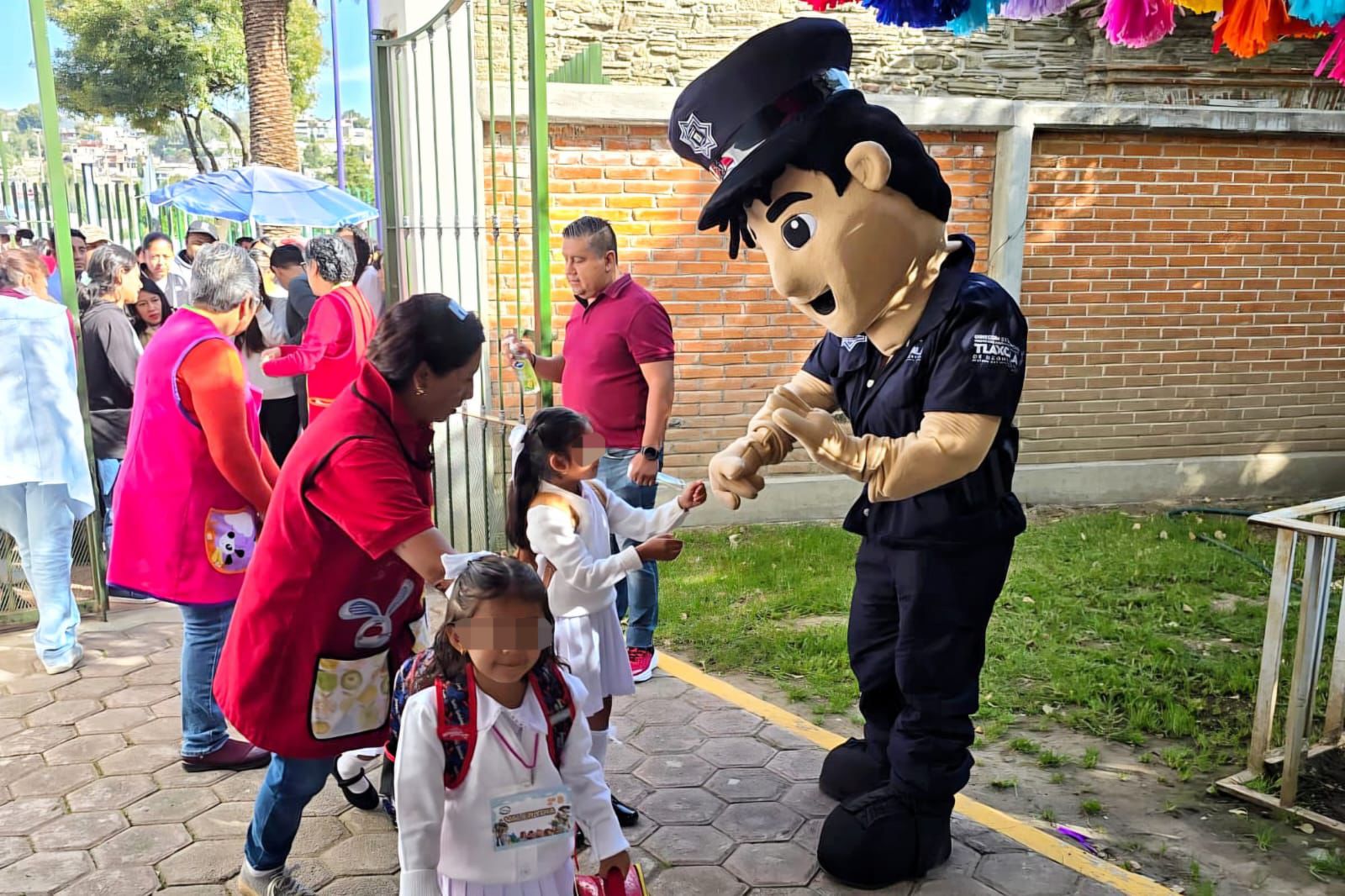 Nico de la Policía Municipal de Tlaxcala, alegra el regreso a clases del Jardín de Niños Enrique Pestalozzi